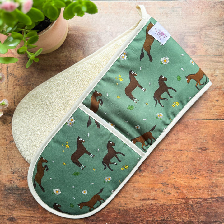 'Bay Horse & Daisies’ Oven Gloves