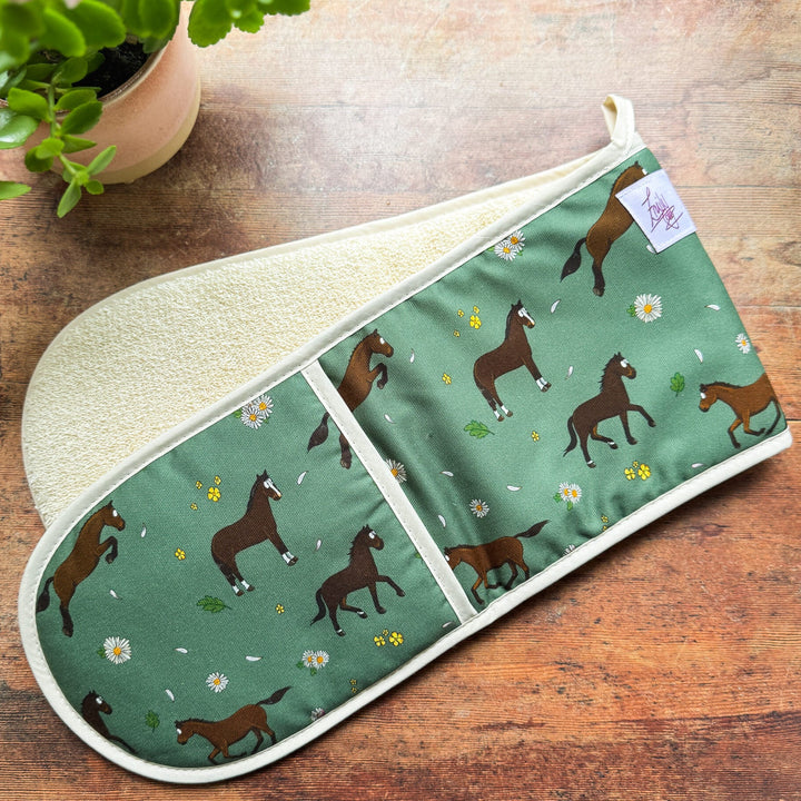 'Bay Horse & Daisies’ Oven Gloves