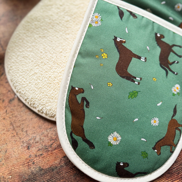 'Bay Horse & Daisies’ Oven Gloves
