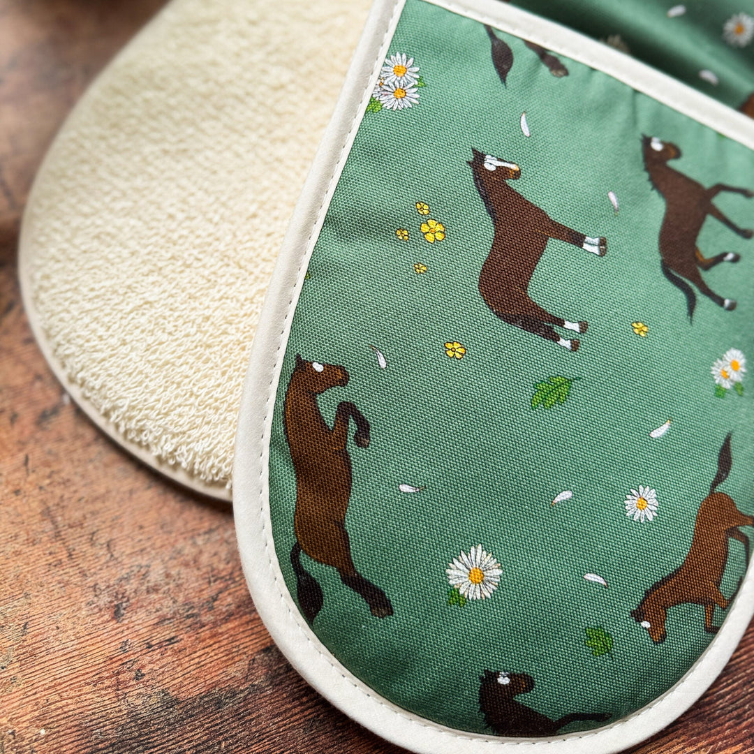 'Bay Horse & Daisies’ Oven Gloves